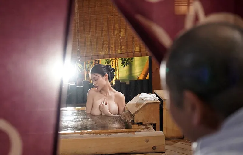 Vợ của con trai bị bố anh xã nhìn trộm khi đang tắm rồi phang đến mang thai